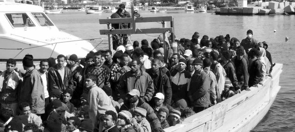 20051228 - IMMIGRAZIONE, CONSULTA BOCCIA ALTRA NORMA DELLA BOSSI-FINI  - Un barcone di immigrati nelle acque dell'isola di Lampedusa (Agrigento) in un'immagine d'archivio del 22 giugno scorso. FRANCO LANNINO/ARCHIVIO ANSA/ji